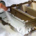 verf-spuiten-op-schilderijlijst-large