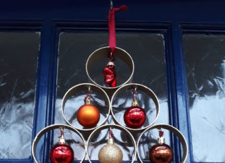 Een kerstboom aan je deur deur kerstboom