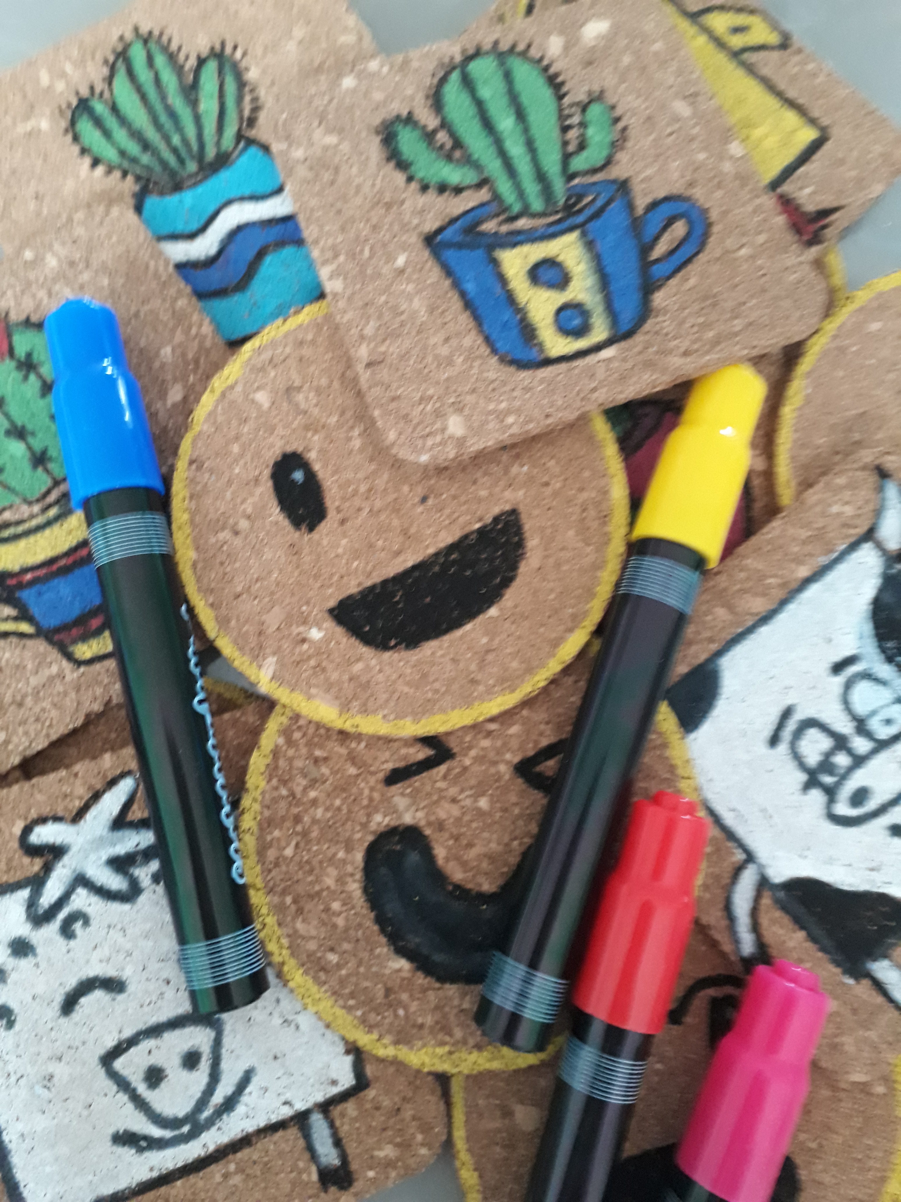 Spreek uit beest Slink kurken onderzetters pimpen met paintmarkers. dieren, cactussen, smileys  alles kan