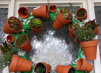Krans met potjes en vetplantjes