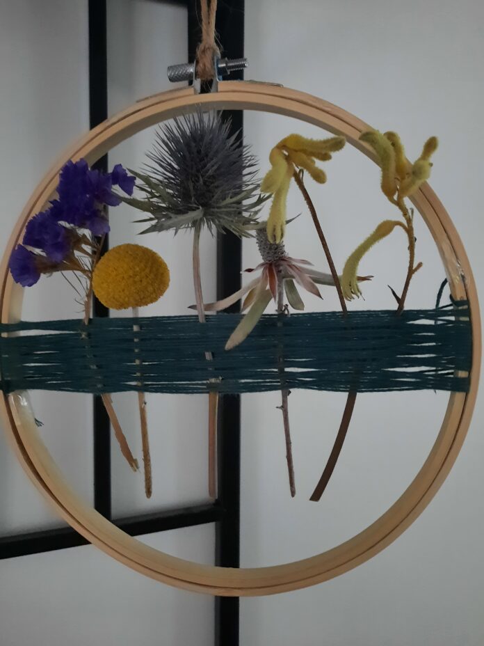 droogbloemenhanger van borduurring