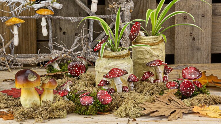 Herfstdecoratie met paddenstoelen en kabouters