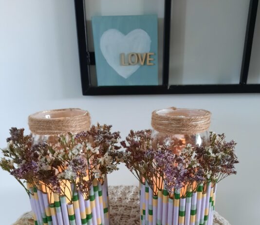 Moederdag bloemen-lichtje of Potje met rietjes en bloemen Moederdag bloemen-lichtje of Potje met rietjes en bloemen