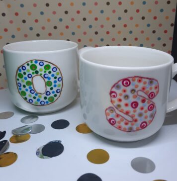 Letters stippen op een beker letters stippen op een beker
