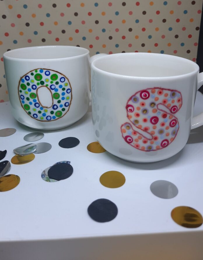 letters stippen op een beker