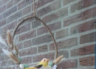 Paaseihanger met droogbloemen Paaseihanger metvdroogbloemen