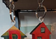 Houten huisje sleutelhanger houten huisje sleutelhanger