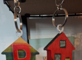 Houten huisje sleutelhanger houten huisje sleutelhanger