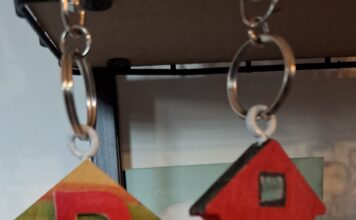 Houten huisje sleutelhanger houten huisje sleutelhanger