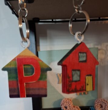 Houten huisje sleutelhanger houten huisje sleutelhanger